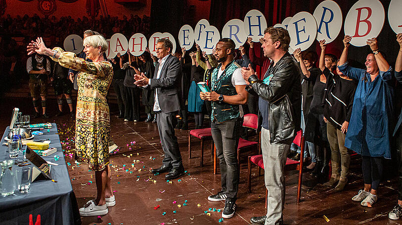 Auch die Schauspieler (v.r.) Sebastian Bezzel, Castro Dokyi und Christian Tramitz gratulierten Autorin Rita Falk zum Jubiläum