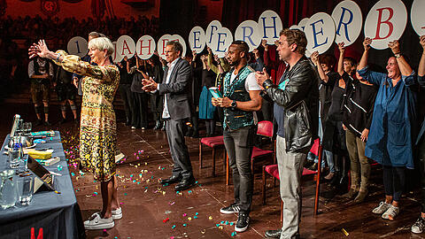 Auch die Schauspieler (v.r.) Sebastian Bezzel, Castro Dokyi und Christian Tramitz gratulierten Autorin Rita Falk zum Jubiläum