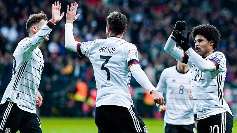 Deutschlands Serge Gnabry (r) jubelt über sein Tor zum 1:1 gegen Nordirland.