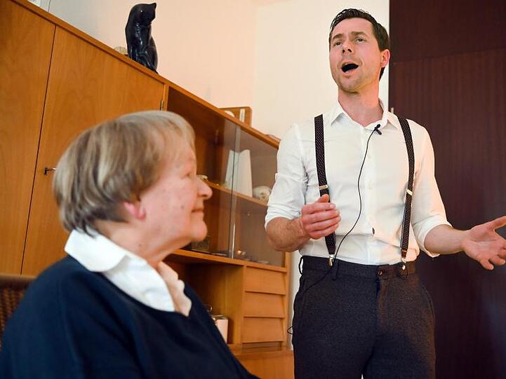 Der Tenor Hans Kittelmann vom Nürnberger Staatstheater singt für Maria Fehrenbacher. Foto: Nicolas Armer/dpa