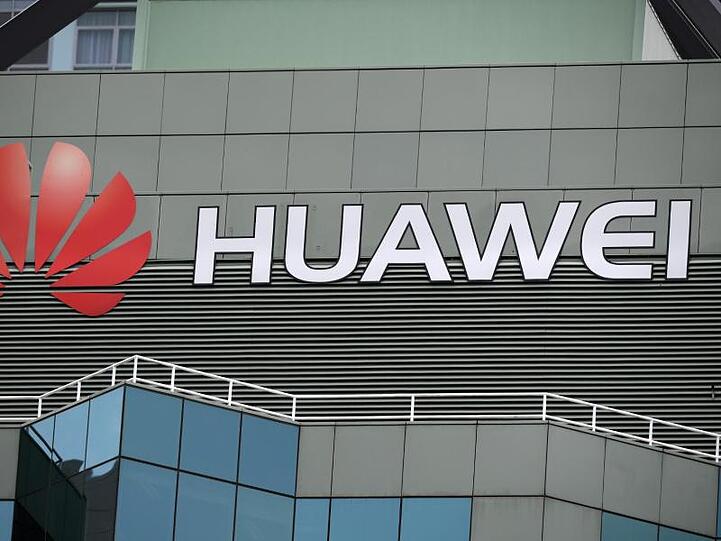 Dem Konzern Huawei werden Verstöße gegen Iran-Sanktionen, Geldwäsche, Betrug, Verschwörung zur Behinderung der Justiz und auch Industriespionage vorgeworfen.