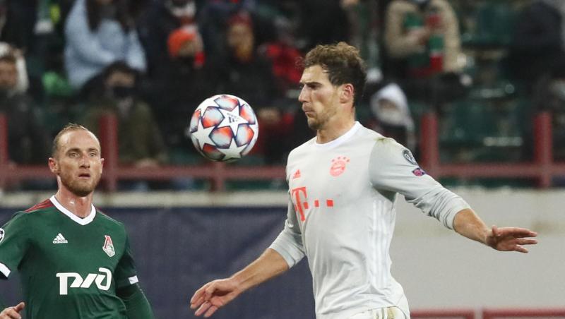 Leon Goretzka (r) kämpft um den Ball.