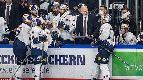 Trainer Don Jackson (3.v.r.) von Red Bull München bespricht sich mit seinem Team.