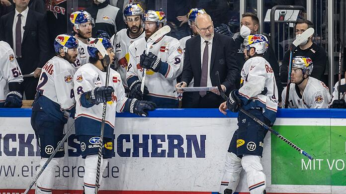 Trainer Don Jackson (3.v.r.) von Red Bull München bespricht sich mit seinem Team.