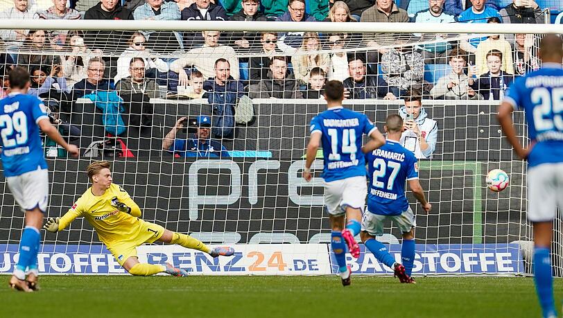 Hoffenheims Andrej Kramaric (2.v.r) trifft vom Elfmeterpunkt zum 2:0 gegen Herthas Torwart Oliver Christensen (2.v.l).