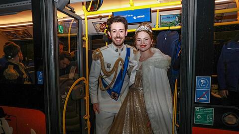 Das Faschingsprinzenpaar der Narrhalla: Prinz Frederik I. und Prinzessin Katharina I. Hier stehen sie im Bus, der die ganze Faschingstruppe von Termin zu Termin fährt – und in dem es lustig hergeht.