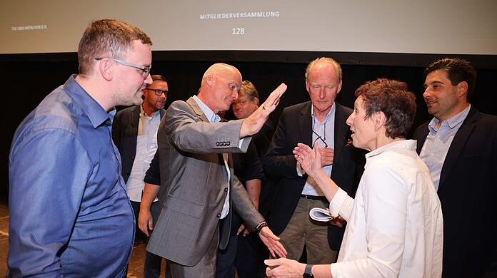Vergangene Zeiten, als Präsidium und Verwaltungsrat noch nicht zerstritten waren (im Vordergrund v.l.): der Verwaltungsrats-Vorsitzende Königsberg, Oberlöwe Reisinger, die Mitglieder Von Bennigsen und Zurek