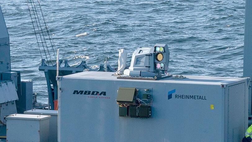 Der Laserdemonstrator von Rheinmetall und MBDA auf einem deutschen Marineschiff. Inzwischen ist er an Land gebracht worden. Der Laserdemonstrator von Rheinmetall und MBDA auf einem deutschen Marineschiff. Inzwischen ist er an Land gebracht worden.