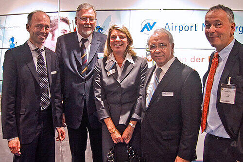 Nürnbergs neue Tourismus-Chefin Yvonne Coulin mit Airport-Marketingchef Jürgen Kohstall, ihrem Vorgänger Michael Weber, Airport-Chef Karl-Heinz Krüger, Sprecher Reto Manitz (von links).