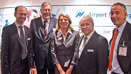 Nürnbergs neue Tourismus-Chefin Yvonne Coulin mit Airport-Marketingchef Jürgen Kohstall, ihrem Vorgänger Michael Weber, Airport-Chef Karl-Heinz Krüger, Sprecher Reto Manitz (von links).