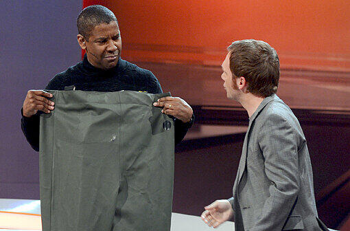 Der US-amerikanische Schauspieler Denzel Washington (l) und der Komiker Ralf Schmitz