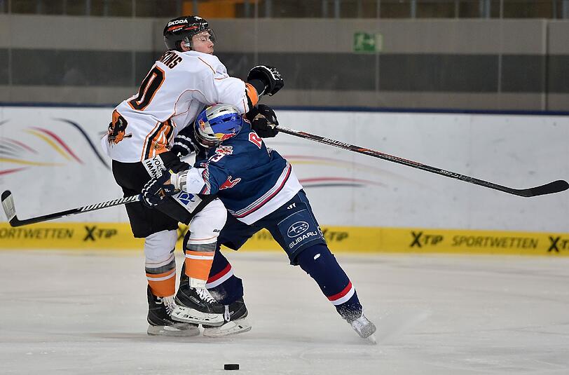 Der Kapitän des EHC Red Bull, ein Leader in der Kabine: Michael Wolf (r.) gegen Wolfsburg.