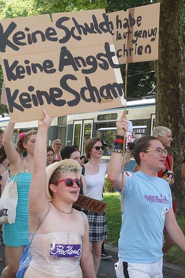 Am Samstag gingen beim "Slutwalk" hunderte Menschen auf die Straße. Er richtet sich gegen sexuelle Gewalt. Die Bilder!
