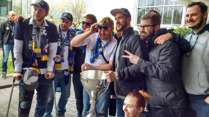 So sehen Sieger aus: Die umjubelten Jungs vom EHC beim Meister-Empfang in München.