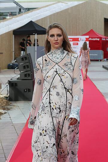 Trendige Sommerkleider oder Casual Look: Die Kandidatinnen für die Flughafen-Wildcard machen in jedem Outfit eine gute Figur.