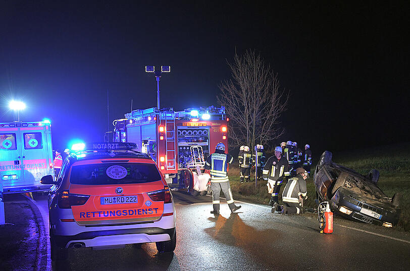 In der Neujahrsnacht ist auf der Staatsstraße nach Buchbach ein Unfall passiert: Drei Personen wurden dabei verletzt.