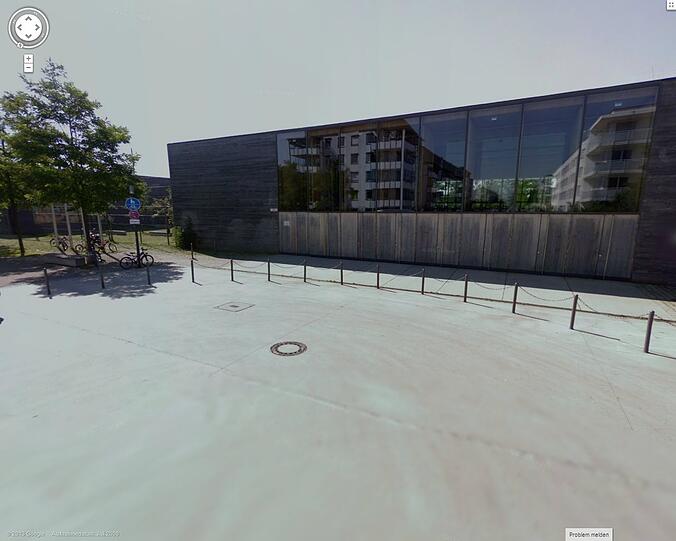 Nach Schulschluss ist zwar der Hof der Lehrer-Wirth-Schule leer, auf dem Fußballplatz wird aber noch trainiert.