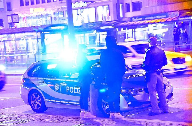 Schlägerei am Stachus. Ersten Angaben zufolge prügelten sich über 20 Personen am späten Abend.