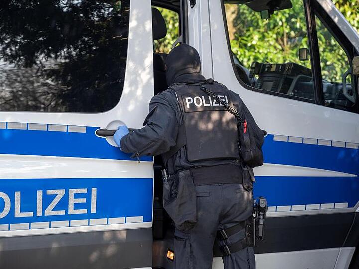 Ein Polizist während der Razzia in Gummersbach in der vergangenen Woche.