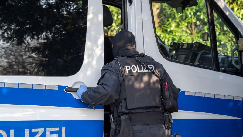 Ein Polizist während der Razzia in Gummersbach in der vergangenen Woche.
