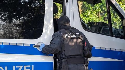 Ein Polizist während der Razzia in Gummersbach in der vergangenen Woche.