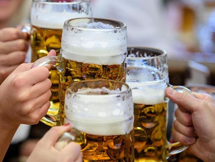 Auf eine Radler-Maß bei der Wiesn - manche bevorzugen Mineralwasser statt Limo (Symbolfoto)