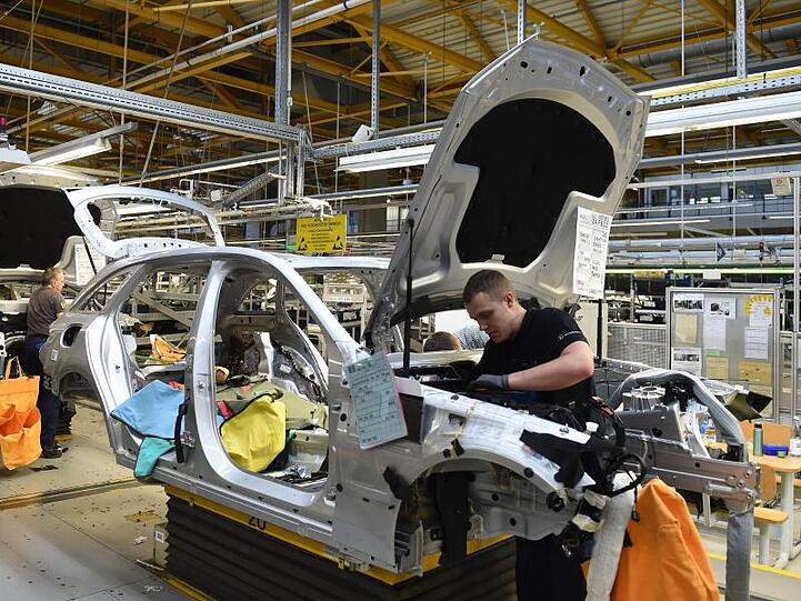 Daimler-Mitarbeiter arbeiten im Bremer Werk an einer Mercedes-C-Klasse.