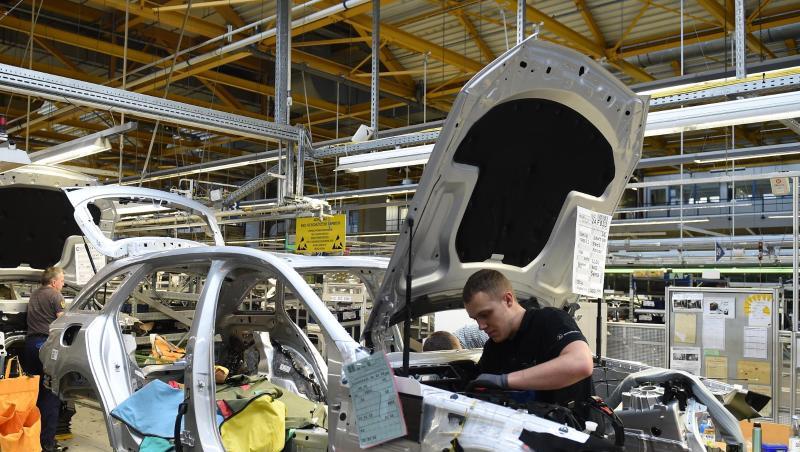 Daimler-Mitarbeiter arbeiten im Bremer Werk an einer Mercedes-C-Klasse. Daimler-Mitarbeiter arbeiten im Bremer Werk an einer Mercedes-C-Klasse.