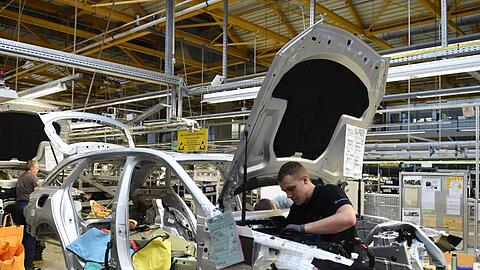 Daimler-Mitarbeiter arbeiten im Bremer Werk an einer Mercedes-C-Klasse.
