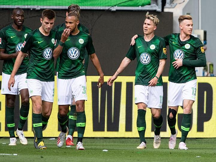 Wolfsburgs Felix Klaus (2.v.r.) jubelt nach seinem Tor zum 1:0 mit seinen Mitspielern.