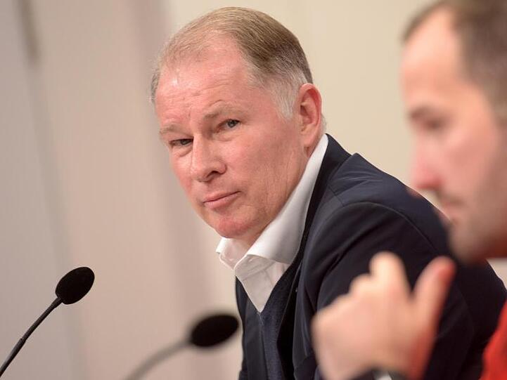 Manager Stefan Reuter (l) sitzt bei einer Pressekonferenz des Fußball Bundesligisten FC Augsburg. Foto: Stefan Puchner/Archiv