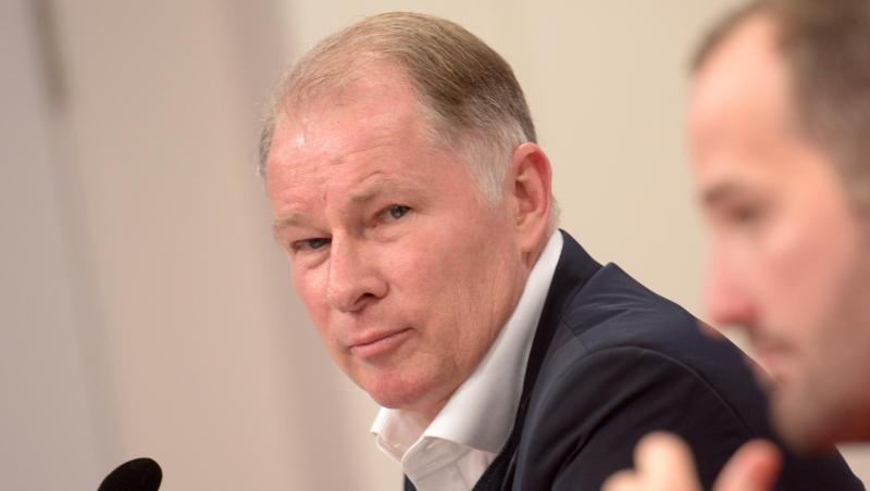 Manager Stefan Reuter (l) sitzt bei einer Pressekonferenz des Fußball Bundesligisten FC Augsburg. Foto: Stefan Puchner/Archiv