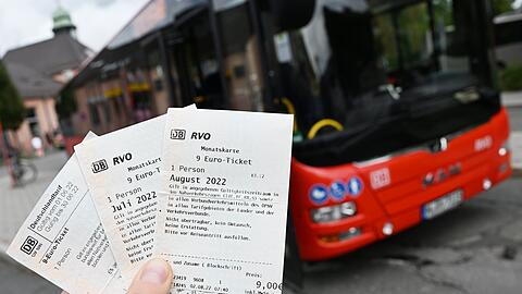 Bald ist's vorbei - und was folgt, weiß noch keiner: Eine Frau hält drei 9-Euro-Tickets für die Monate Juni, Juli und August in der Hand.
