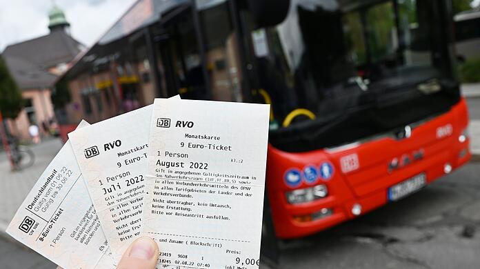 Bald ist's vorbei - und was folgt, weiß noch keiner: Eine Frau hält drei 9-Euro-Tickets für die Monate Juni, Juli und August in der Hand.