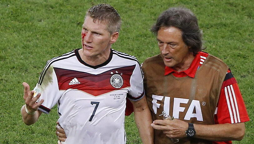Der blutige Cut machte Bastian Schweinsteiger zum Helden. Der blutige Cut machte Bastian Schweinsteiger zum Helden.