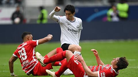Augsburgs Julian Baumgartlinger liegt verletzt am Boden.