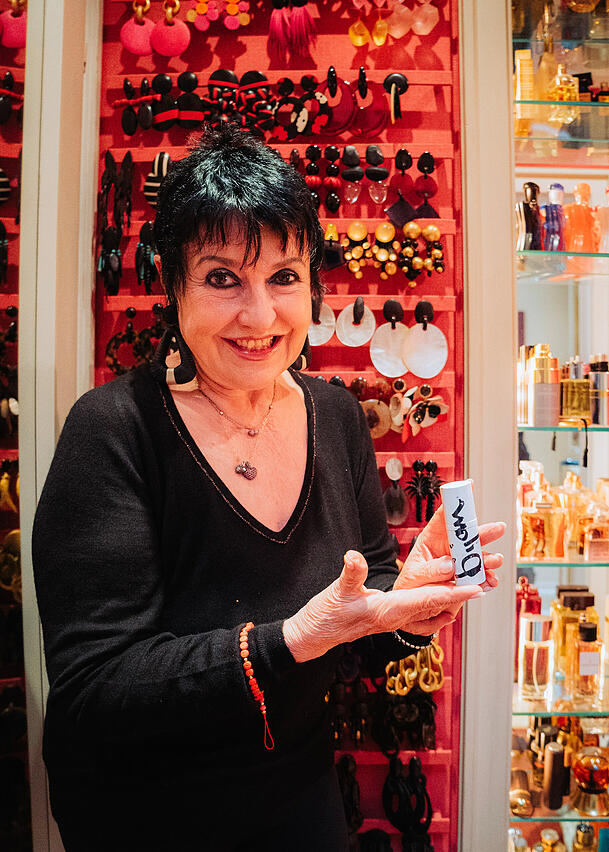Neben einer Ohrringsammlung hat Uschi Ackermann eine „Duft-Garderobe“.