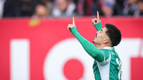 Aaron Keller jubelt nach seinem 2:2 f&uuml;r F&uuml;rth.