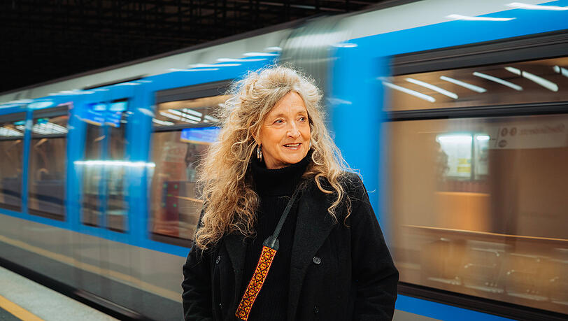 F&uuml;r das Bild trifft die AZ Sabine Bundschu an der U-Bahnhaltestelle Implerstra&szlig;e, unweit ihres Wohnortes. Seit 32 Jahren h&ouml;ren alle M&uuml;nchner ihre Stimme in Bus, Tram sowie U-Bahn, auf Deutsch und Englisch.