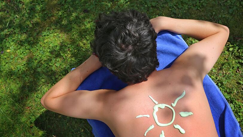Am Pfingstwochenende soll es heiß werden in Bayern. Wer baden geht, sollte die Sonnencreme nicht vergessen. (Symbolbild) Am Pfingstwochenende soll es heiß werden in Bayern. Wer baden geht, sollte die Sonnencreme nicht vergessen. (Symbolbild)
