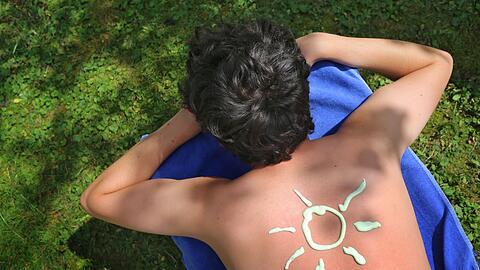 Am Pfingstwochenende soll es hei&szlig; werden in Bayern. Wer baden geht, sollte die Sonnencreme nicht vergessen. (Symbolbild)