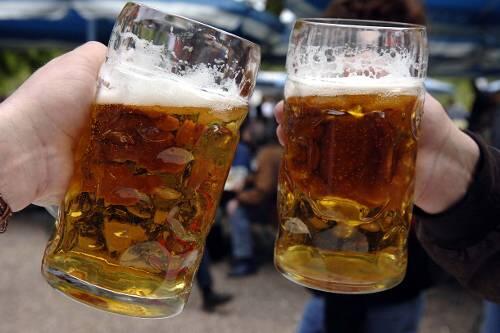 Viele schütten die Maß leiber weg, als die ganz auszutrinken.