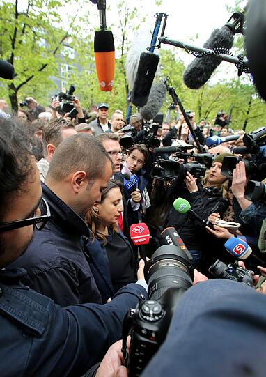 Semiya Simsek (Mitte), Tochter eines Opfers der NSU-Mordserie, wird vor dem Oberlandesgericht in München von Journalisten umringt.