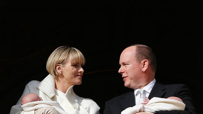 Fürst Albert und Charlene von Monaco präsentieren am Mittwoch ihre Zwillinge Gabriella und Jacques Fürst Albert und Charlene von Monaco präsentieren am Mittwoch ihre Zwillinge Gabriella und Jacques
