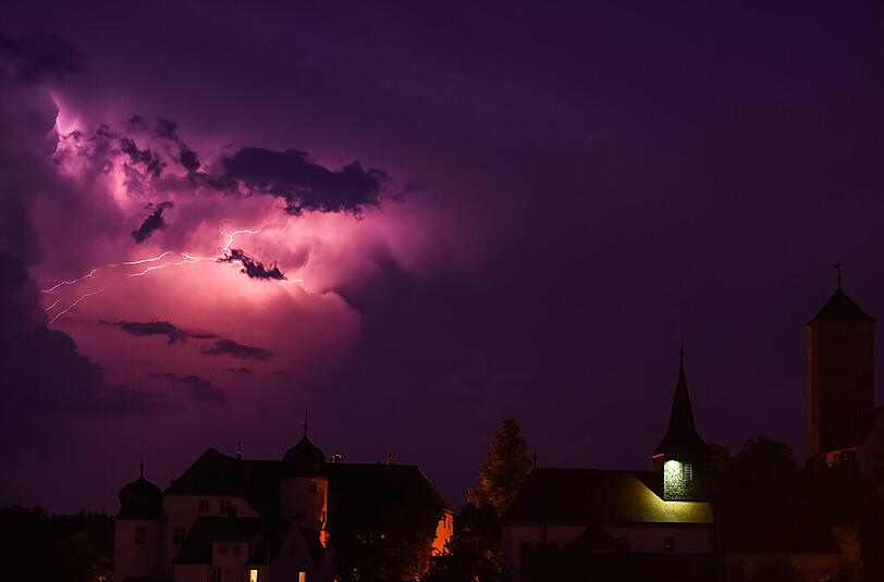 Gewitter über Schloss Unteraufseß in Oberfranken.
