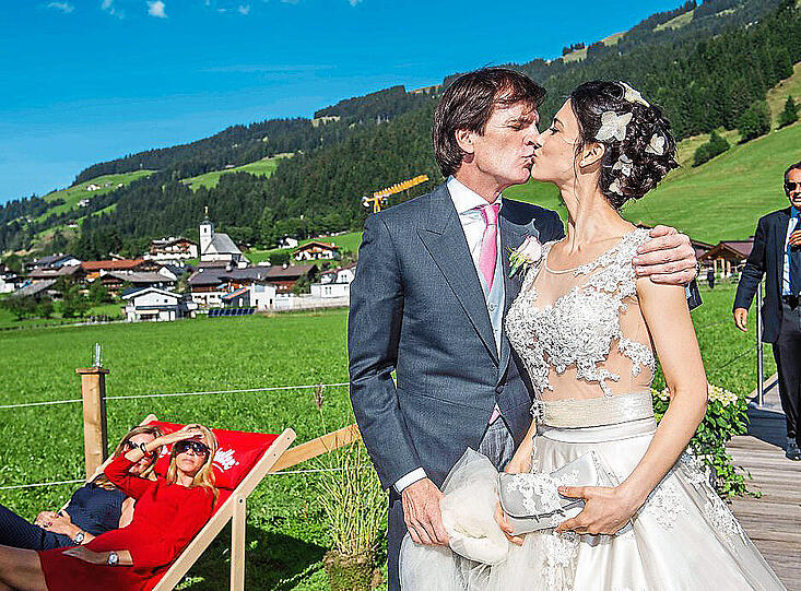 Eine Idylle des Glücks (trotz neugieriger Blicke von links): Alexander Dibelius küsst seine Frau Laila.