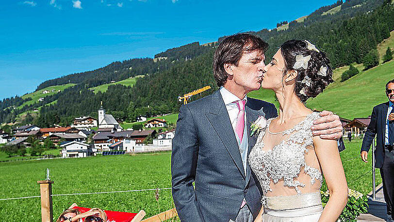 Eine Idylle des Glücks (trotz neugieriger Blicke von links): Alexander Dibelius küsst seine Frau Laila. Eine Idylle des Glücks (trotz neugieriger Blicke von links): Alexander Dibelius küsst seine Frau Laila.