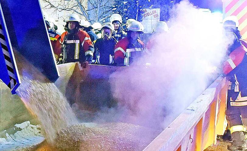 Bilder vom Feuerwehreinsatz in Forstinning. Unzählige Holzpellets haben in einem Lagerraum Feuer gefangen.