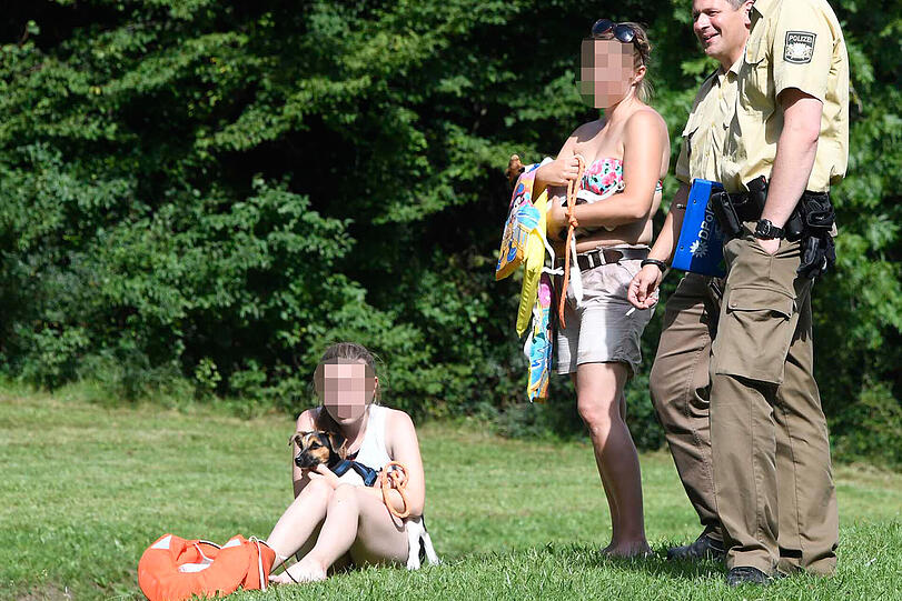 Dutzende Rettungskräfte und zwei Hubschrauber waren im Einsatz, um bei Straßlach fünf Personen und zwei Hunde aus der Isar zu retten. Die Bilder.