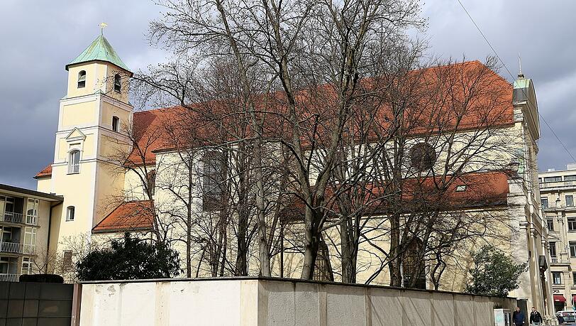 Die Karmeliterkirche am Promenadeplatz. Heute beherbergt sie das Archiv der Erzdiözese. Die Karmeliterkirche am Promenadeplatz. Heute beherbergt sie das Archiv der Erzdiözese.